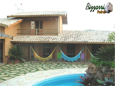 Construção da piscina com construção da residência em condomínio em Atibaia-SP com execução da cascata de pedra e o piso da piscina com pedra São Tomé.