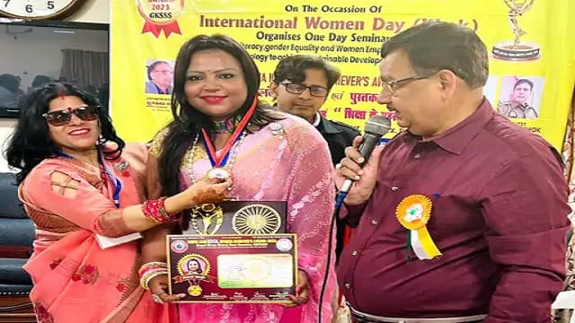 teacher-preeti-received-south-asia-idol-women-achievers-award-ghazipur-news