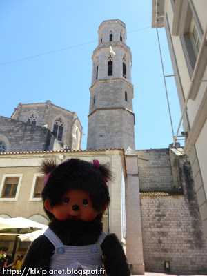 Bubbles le Monchhichi découvre l'église Sant Pere à Figueras en Catalogne