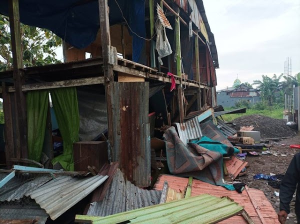 Rumah Pembunuh Bocah Makassar Digeruduk, Dilempari, Dihancurkan