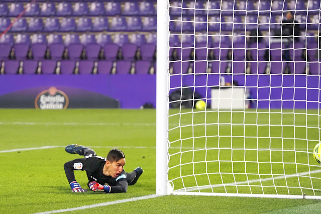 Edgar Badía no alcanza el disparo de Michel que supondría el primer gol vallisoletano. REAL VALLADOLID C. F. 2 ELCHE C. F. 2. 19/01/2021. Campeonato de Liga de 1ª División, jornada 19. Valladolid, estadio José Zorrilla.