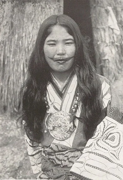 Mujer ainu con tatuajes tradicionales, circa 1935.