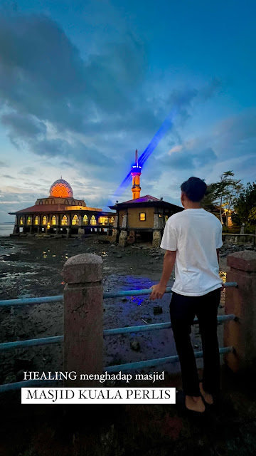 Healing menghadap masjid kat Masjid Terapung Kuala Perlis