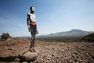 Niño de una tribu en el Valle de Omo en África