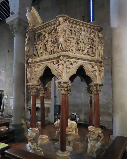 Pulpit by Giovanni Pisano, Sant'Andrea, Via Sant'Andrea, Pistoia