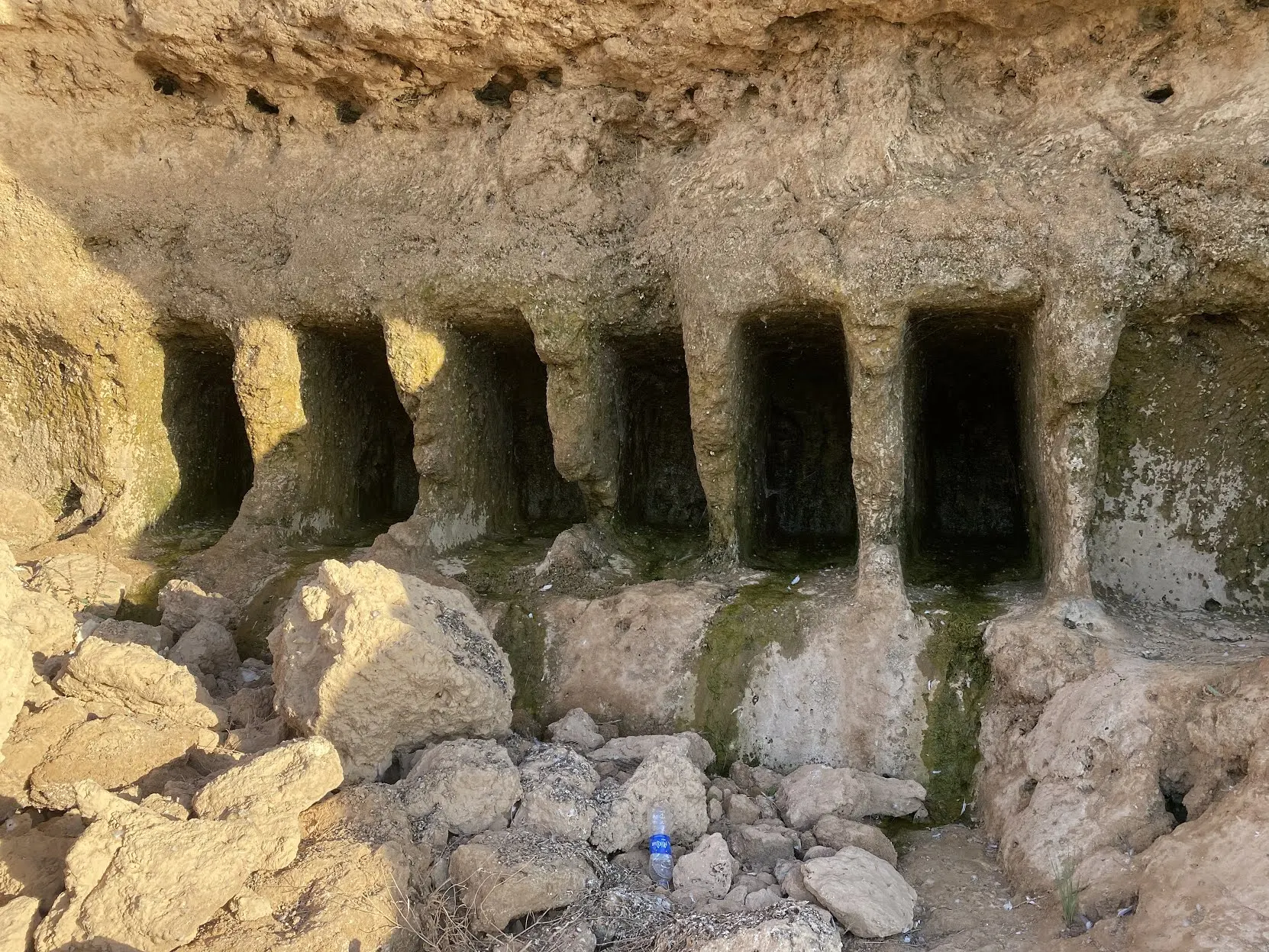 انحسار مياه نهر الفرات في العراق يكشف عن عشرات المواقع الأثرية المغمورة منذ عقود