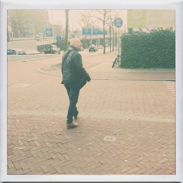 Man is weg kwijt, Arnhem, december 2017. Hipstamatic: Adler 9009 + Abbot K20. Foto: Robert van der Kroft