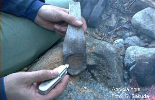 Construyendo una cuchara de madera en acampada de supervivencia