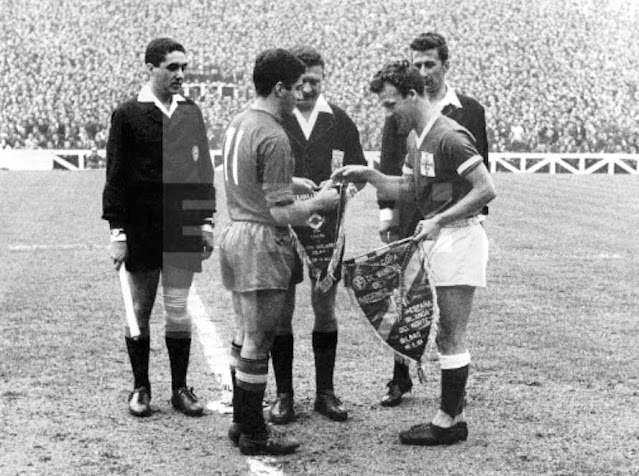 Los capìtanes Enrique Collar y Billy Bingham se intercambian banderines ante la mirada del trío arbitral -Jonni, Politano y Righatti-. SELECCIÓN DE ESPAÑA 1 SELECCIÓN DE IRLANDA DEL NORTE 1 Global eliminatoria: SELECCIÓN DE ESPAÑA 2 SELECCIÓN DE IRLANDA DEL NORTE 1. Jueves 30/05/1963, 20:00 horas. II Copa de Europa de Selecciones Nacionales, España 1964, octavos de final, partido de ida. Bilbao, Vizcaya, España, estadio de San Mamés.