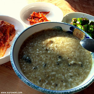 Plato de jeonbokjuk o gachas de arroz con oreja de mar