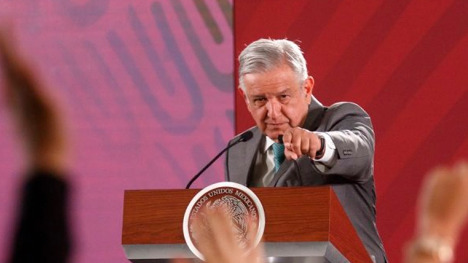 AMLO advierte a funcionarios: “viajes en vuelos comerciales o por carretera, o se van”