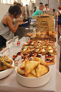 Essen auf dem Neighbour Goods Market an der Old Biscuit MIll