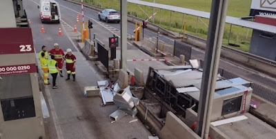 Urgente: caminhão atinge cabine de pedágio na Freeway com funcionário dentro