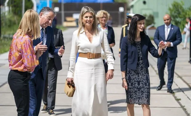 Queen Maxima wore a white shirt collar silk long dress from Massimo Dutti. Gianvito Rossi suede pumps, Vaincourt belt