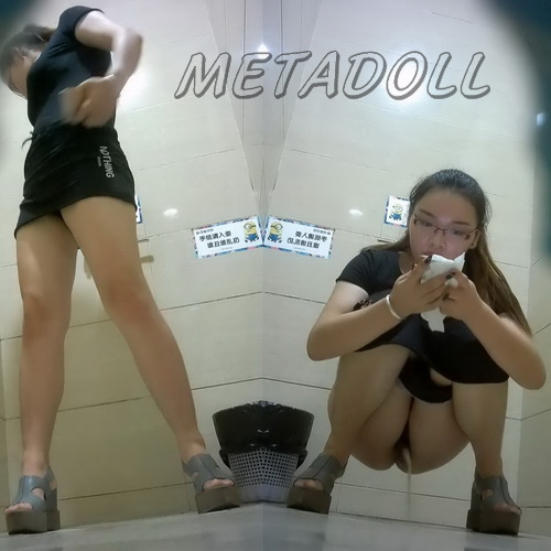 Girls pissing at the mall filmed in secret (Shopping mall Toilet Pissing 02)