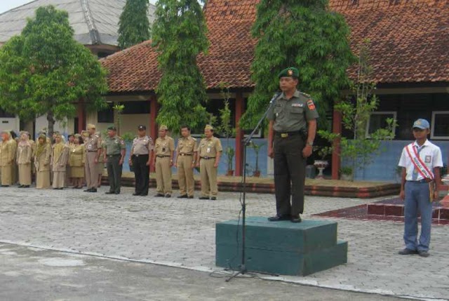 Kasdim 0726 Sukoharjo Inspektur upacara di SMA N 1 Weru