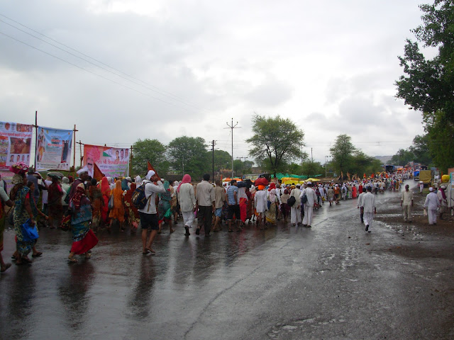 alandi pandharpur ashadi wari people walking