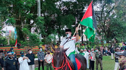  Wali Kota Sukabumi Naik Kuda dan Kibarkan Bendera Palestina