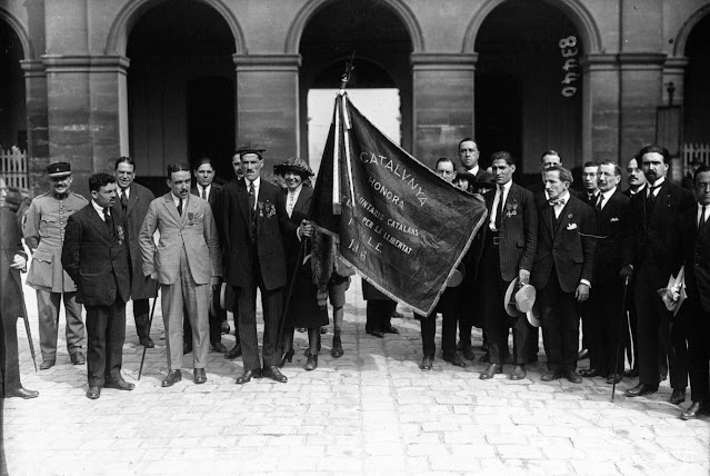 Ofrena de la senyera dels voluntaris catalans al Musée de l'Armée de França, a París. 1920