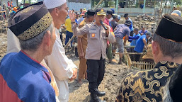 Kapolsek Losarang, Kompol H. Mashudi, S.H., M.H., Pimpin Sholawat Dalam Acara Peletakan Batu Pertama Pembangunan Masjid Baitul Amanah