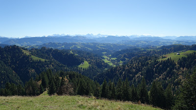 Gestochen scharfe Sicht zu den Alpen bei der Lushütte