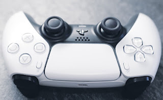 Une manette de PlayStation