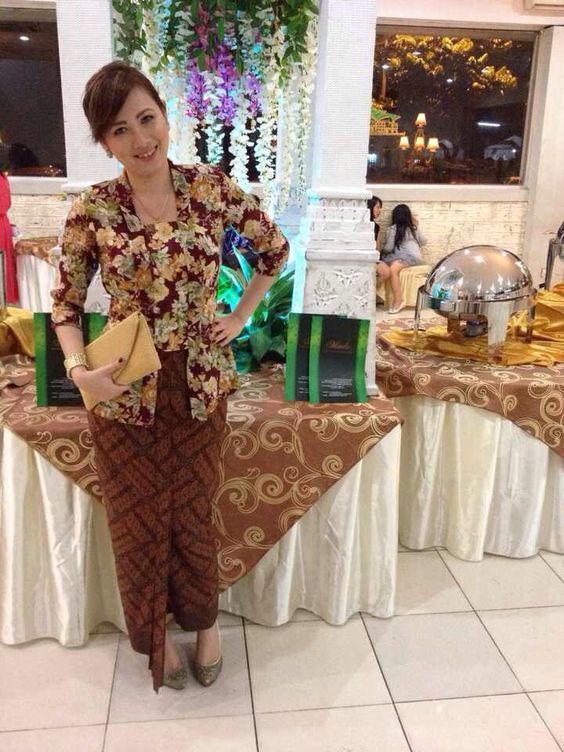 21 model kebaya kutu baru motif bunga modern modis cantik