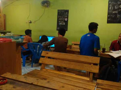 Suasana di Warung Kopi Arena Surabaya