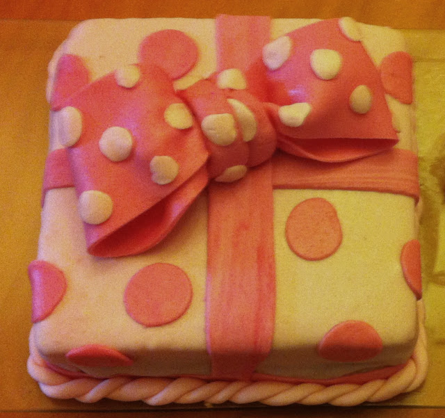 tarta-fondant, paquete-de-regalo, lazo-fondant