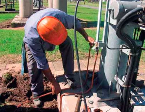 Instalaciones eléctricas residenciales - Electricista instalando sistema de puesta a tierra