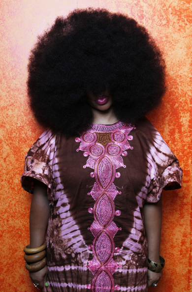 Mulher bate recorde de maior cabelo afro