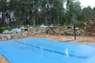 muro de taco realizado para la zona de la piscina con distintos niveles de altura