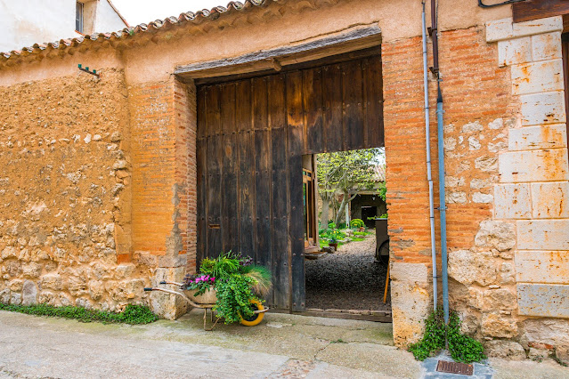 Portón de un corral castellano en la Calle Real de Urueña