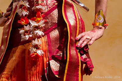BIBLIOTECA INDOLOGICA BHAKTIVEDANTA DI ROMA "Bhamakalapam"  Danza: Marzia Colitti, Bharathi Avireddy e Marialuisa Sales  Foto: Barbara Abate, 2010