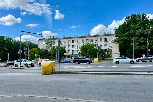 Можайское шоссе, Городская клиническая больница имени М. Е. Жадкевича, поликлиника