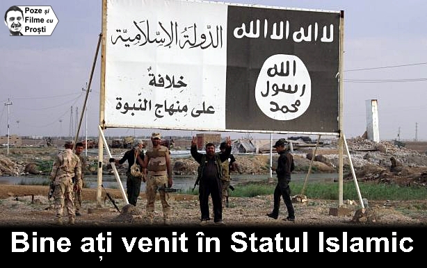 Soldatii irakieni isi fac poza cu un panou de la intrarea in Statul Islamic