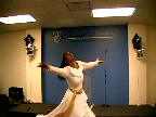 Dançarina louvor com as mãos abertas e levantou enquanto gira em um vestido branco litúrgico.  Copyright 2010 Katina Davenport