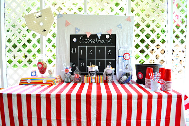 backdrops for photobooth, red stripes, partu decor ideas, photobooth tips