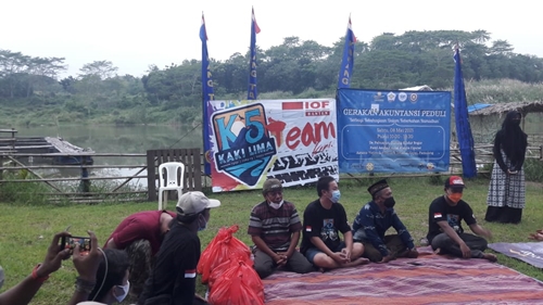 Gerakan Akuntansi Peduli : Berbagi kebahagiaan dalam keberkahan Ramadhan di Desa Pabuaran Kabupaten Bogor.