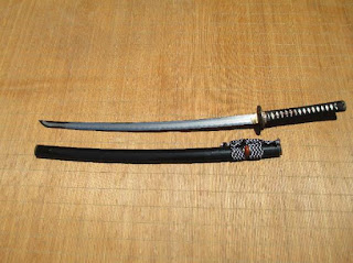 Distributor pedang samurai import jepang,menjual pedang samurai asli legendaris terbaik,mata pisau sangat tajam,bisa memutus paku,dengan harga murah.   