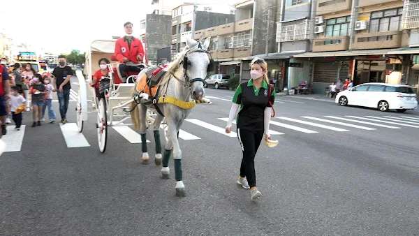 ▲與鬼共存-蔴園萬聖節嘉年華踩街活動，特別請來花車、馬車遊街，更在終點站北勢國小操場規劃攤位餐車以及闖關活動，讓大朋友、小朋友玩得開心，吃得開心。（圖／記者林明佑攝）