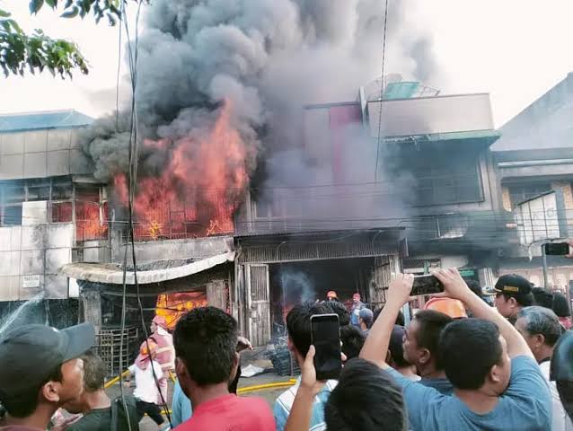 Kebakaran Melahap Sejumlah Ruko di Permukiman Padat di Pematang Siantar