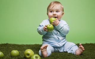 ребенок ест яблоко 