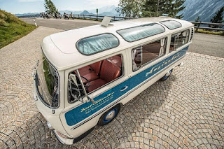 VW Busse mit zusätzlichen Dachfenstern zu versehen