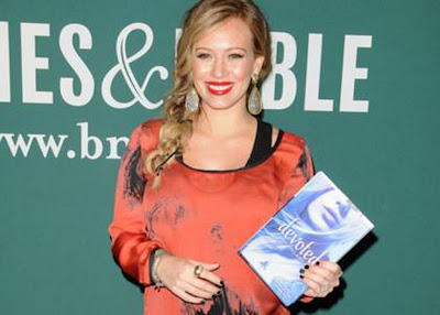 celebritiesnews-gossip.blogspot.com-celebrity-hilary-duff-devoted-signing