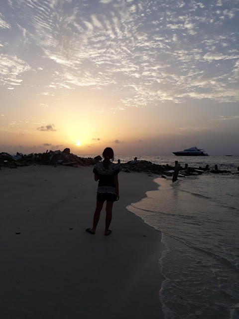 foto sunset view, pemandangan sunset view, pemandangan matahari tenggelam, foto matahari tenggelam, foto pemandangan sunset pantai, pantai gulhi maladewa