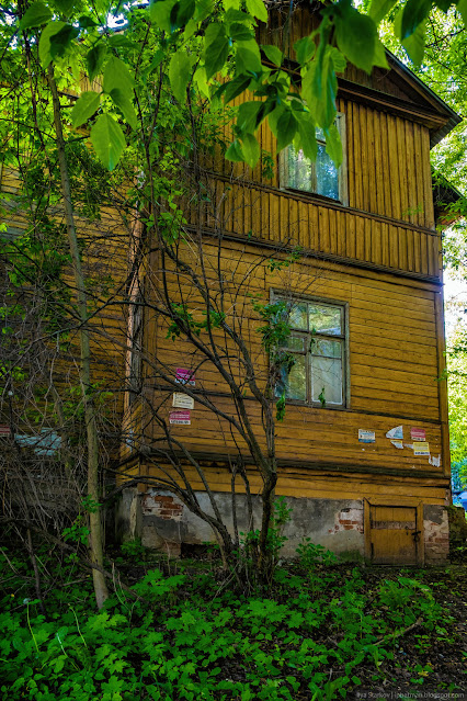 Торец двухэтажного деревянного дома