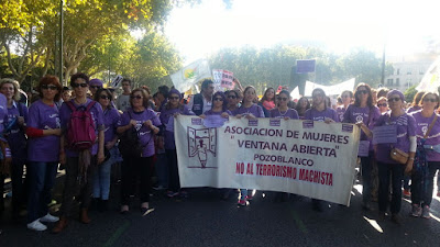 mujeres de la asociación ventana abierta y la pancarta