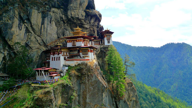 Được biết đến rộng rãi với tên gọi Tiger Nest, quần thể Taktsang Palphug tọa lạc cheo leo bên vách đá cao 3.120 m so với mực nước biển ở thung lũng Paro, Bhutan.    Tu viện Paro Taktsang được xây dựng xung quanh động Taktsang Senge Samdup, nơi được cho là ngài Liên Hoa Sinh đã tọa thiền trong vòng ba tháng lúc ngài đến tịnh tu tại Paro Taktsang vào thế kỷ thứ 8. Để đến được tu viện Taktsang Palphug, bạn phải vượt qua con đường núi vô cùng hiểm trở. 