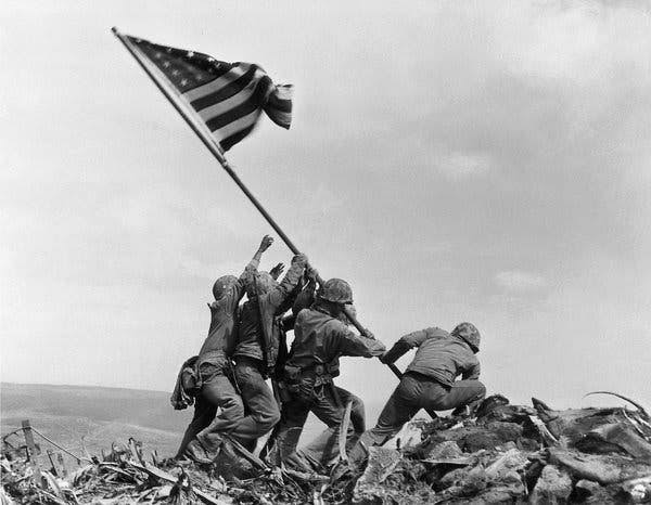 US Marine menancapkan bendera Amerika di Iwo Jima. ini foto amat terkenal.